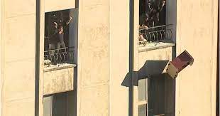 Manifestantes del Día del Joven Combatiente arrojan mueble desde la ventana de un departamento.