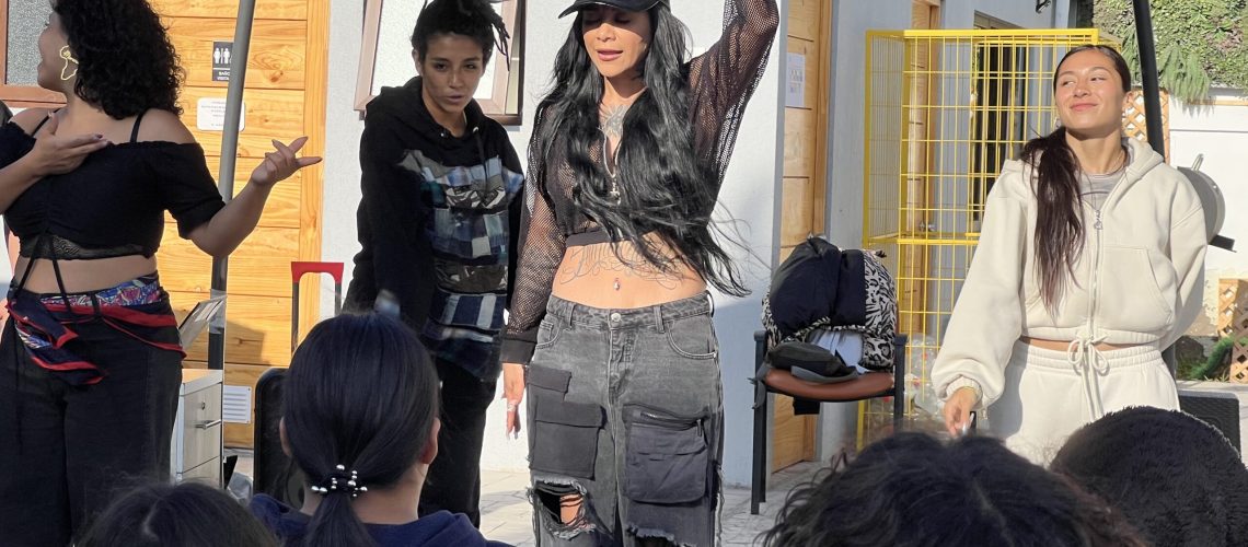 1205-Residencia-familiar-alegro-su-tarde-gracias-a-visita-de-Flor-de-Rap_2-scaled-2