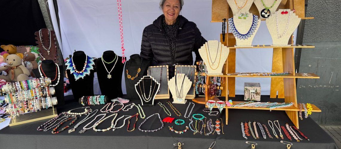 Alicia-Jara-Retamal-presenta-su-bisuteria-en-esta-version-de-la-feria-scaled-1