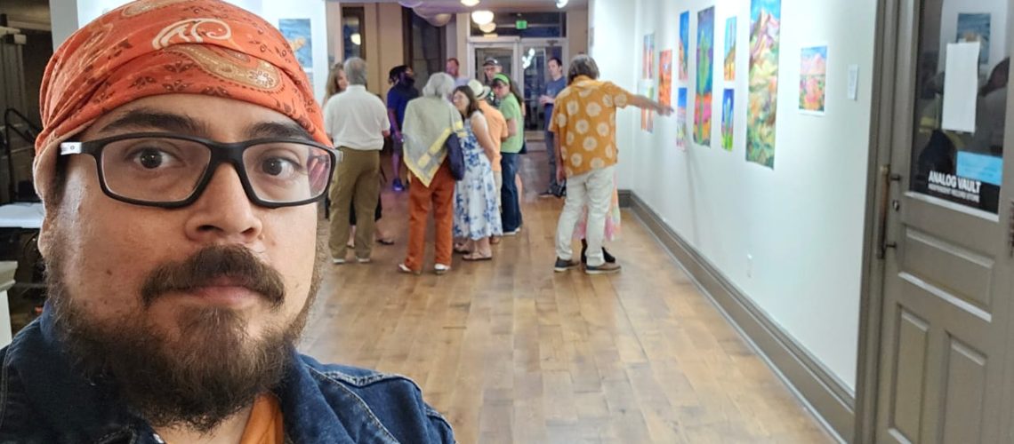 Artista-Victor-Doblege-en-la-exposicion