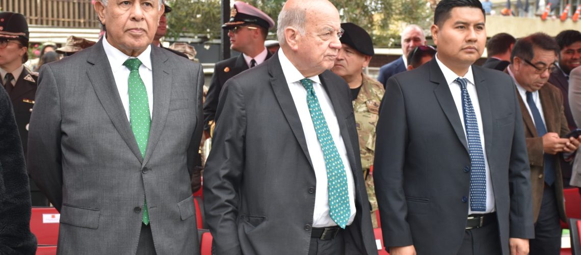 Ministro-en-el-desfile-scaled-1