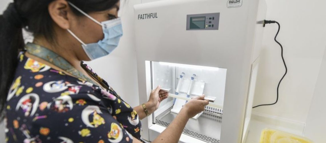 20 DE AGOSTO DE 2020 / VALPARAISO
Una funcionaria manipula una de las nuevas maquinas, durante visita de las autoridades al Laboratorio Clínico Popular que implemento un sistema automático para la realización de exámenes PCR, como una forma de apoyo a la red de salud.
FOTO: MIGUEL MOYA / AGENCIAUNO