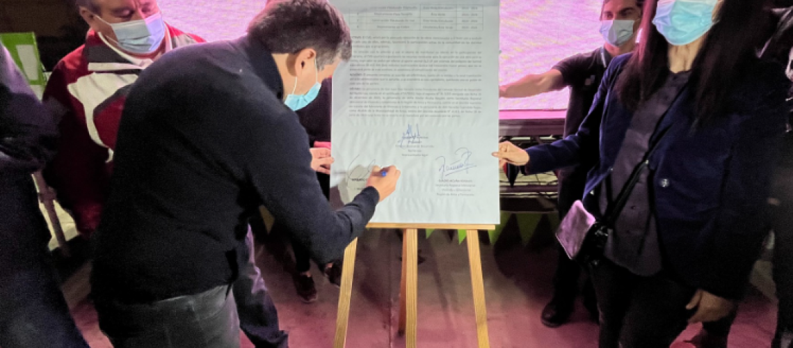 Autoridades firmando contrato para el mejoramiento del Barrio Loa