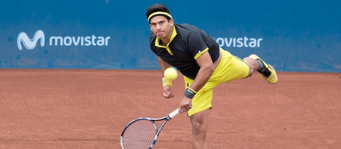 Bastián Malla en la cancha jugando tenis